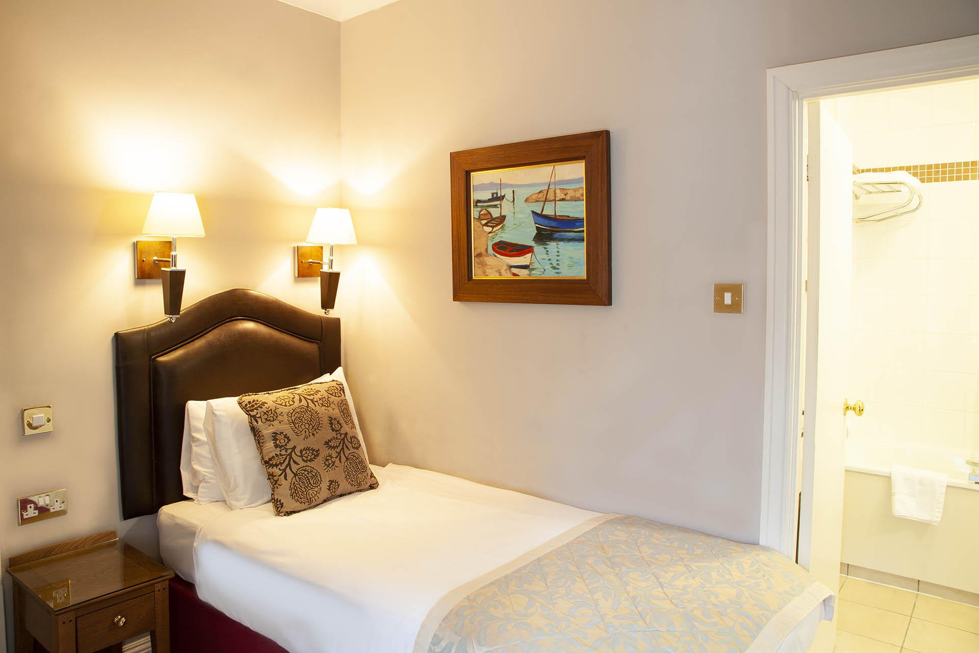 Single Double Room 14 The Charlecote Pheasant Hotel