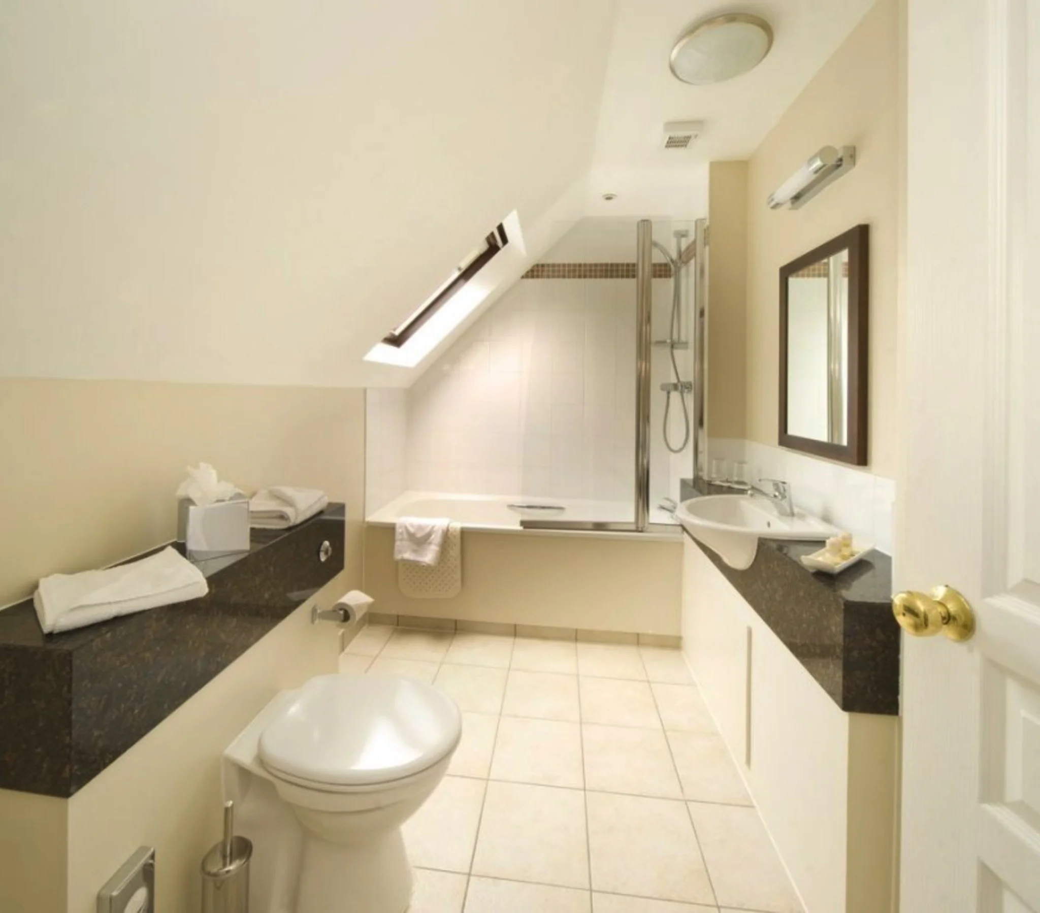 Executive Twin Bathroom Clarion Charlecote Pheasant